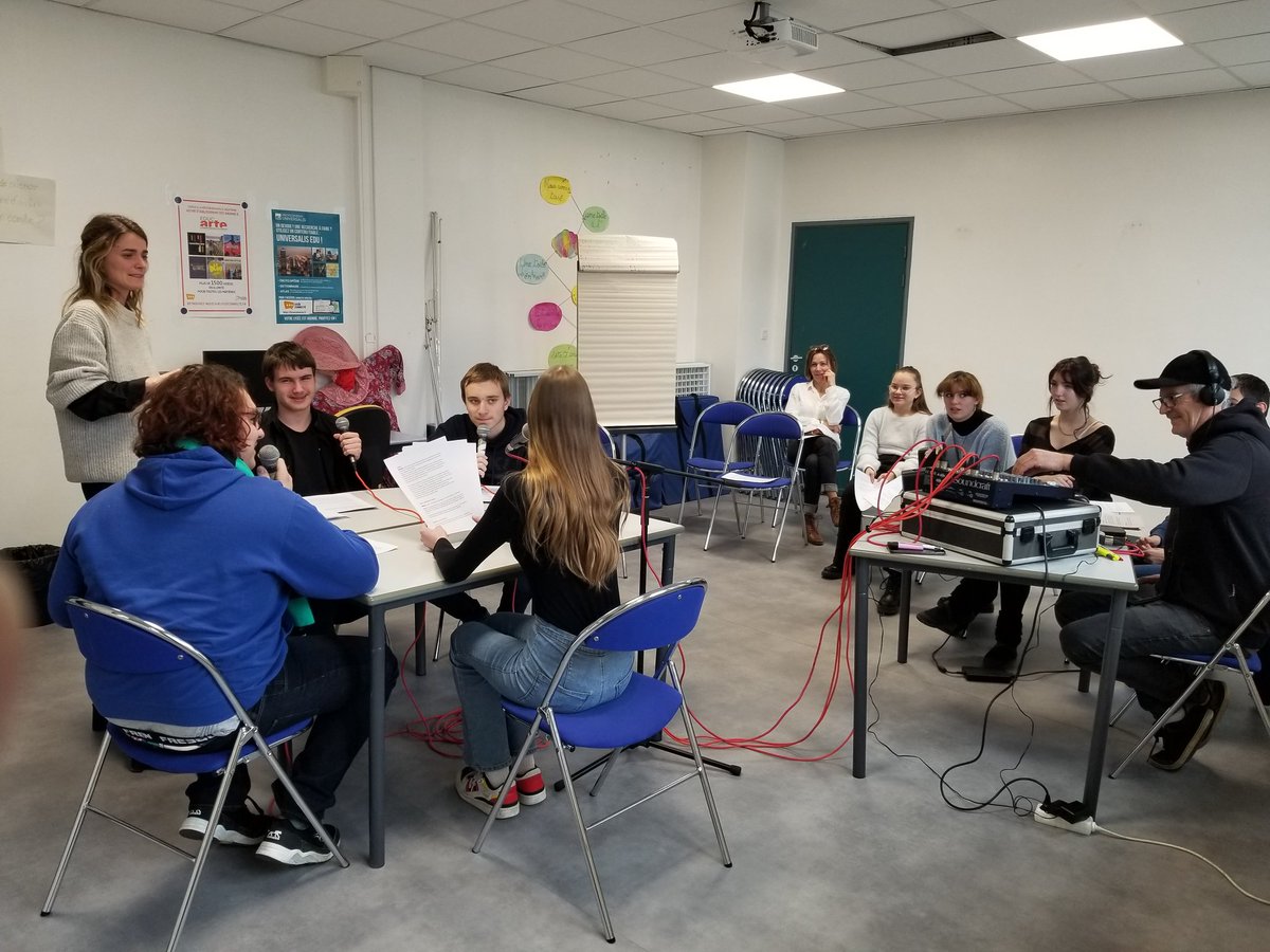 EcallePatricia's tweet photo. Super journée au CDI du lycée de #Pons avec Bettina Lioret, journaliste en résidence #ECLAIRCIESMEDIAS à Montendre,  et Fabrice Gauchou de #RadioPons  A découvrir très bientôt l'émission réalisée avec les élèves de l'atelier #podcasts
@ClemiPoitiers @acpoitiers #educmediasinfo https://t.co/dIbJZBsXCU