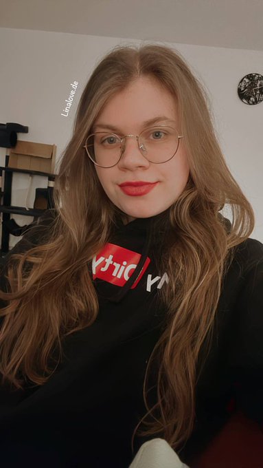Sch&ouml;ner Wochenstart😋 ich warte gerade noch auf meine Freundin Iva Sonnenschein. Sie ist die ganze Woche<a href="/tag/curvy"class="tags"><span>#curvy</span></a><a href="/tag/venusaward2022"class="tags"><span>#venusaward2022</span></a>