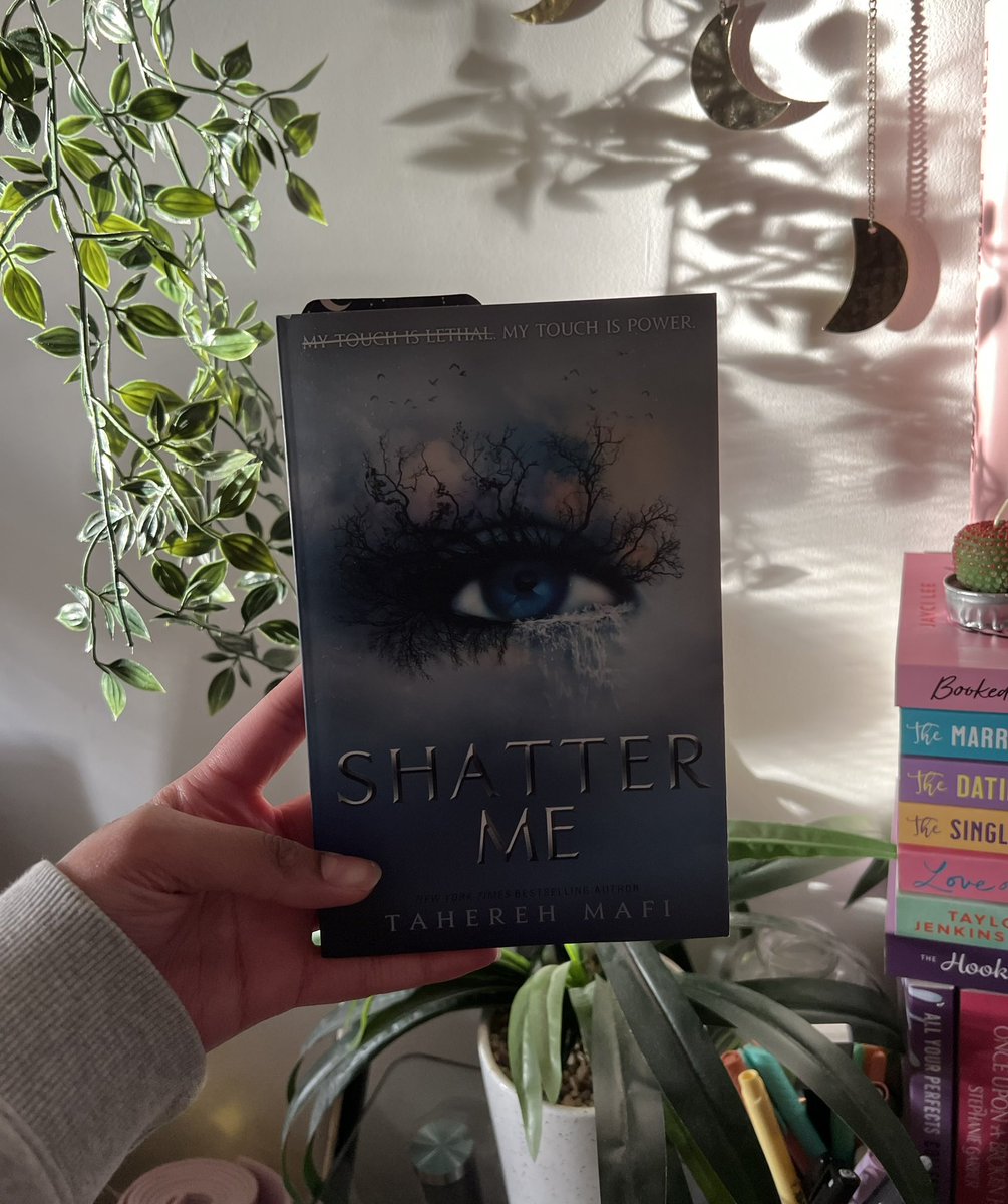 ctbkya's tweet photo. My thoughts &amp; feels reading my current read: Shatter Me by Tahereh Mafi 📖

✨a thread✨ https://t.co/Pes4Z0KXmb