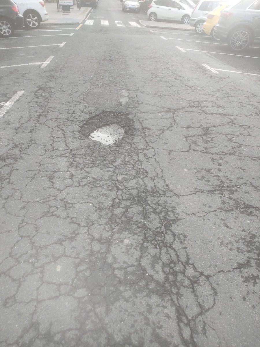 VozdelaEmpresa's tweet image. ECOS DE MONTE ALTO:LLAGAS ASFÁLTICAS
A la manzana del Edificio Mediodía (1200 almas), en #AsLagoas de #ACoruña, la ciñe un cinturón asfáltico de piel senil agrietada y con llagas en forma de baches cada vez más graves y que nadie atiende ni sana.