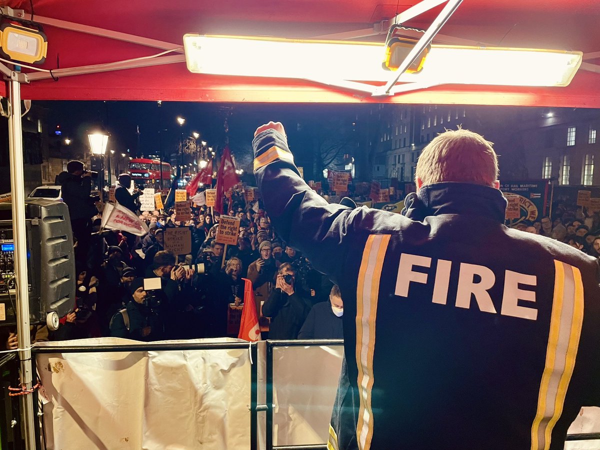 eiecampaign's tweet photo. Thousands in Westminster tonight to defend the #RightToStrike 👊 https://t.co/xze07YMn5l