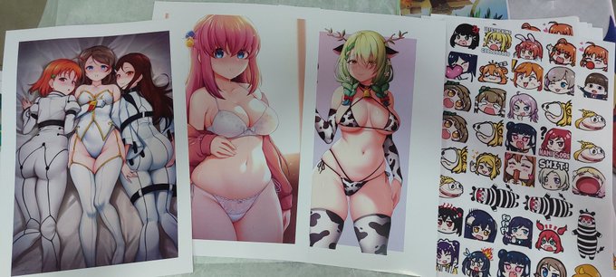 Stickers y posters adquiridos, llevare varias cosillas este fin de semana~
Nos vemos!! https://t.co/x7SPtjBdwm 