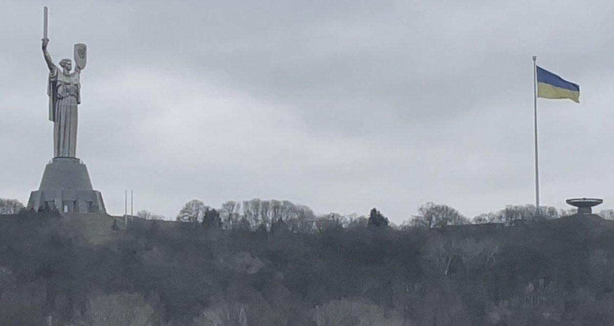 Rechtslinksextremisten, die tagtäglich behaupten, „der Westen“ würde Russlands Krieg „bis zum letzten Ukrainer“ führen, sollten ihren verblödeten Арш hoch bekommen und einmal in die Ukraine reisen.
Das ukrainische Volk führt einen Krieg ums Überleben. Es will kämpfen. Wir helfen.