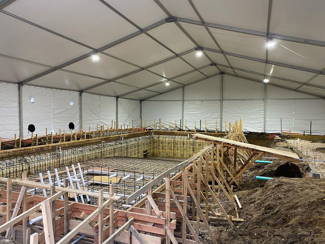 LosbergerUS's tweet photo. Coming along swimmingly 🏊‍♂️
⛺️👷‍♂️ @starrtent 

#losbergerdeboer #losberger #tents #tentrentals #pool #poolconstruction #constructionsite #structures #starrtent https://t.co/uS57BJmr3U
