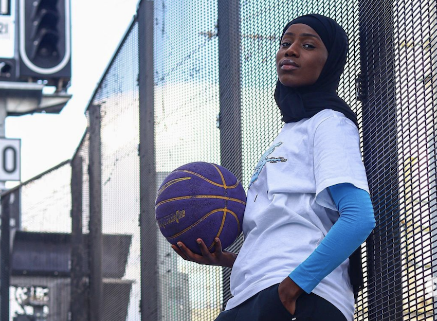 MiddleEastEyeFr's tweet photo. Alors qu’elle joue depuis dix ans en championnat de France, la basketteuse Salimata Sylla s’est vue exclue du terrain avant un match. En cause : le voile face auquel la fédération française a récemment demandé aux arbitres de se montrer fermes https://t.co/kqeZFtDsbJ https://t.co/FIoH8fZ6rj