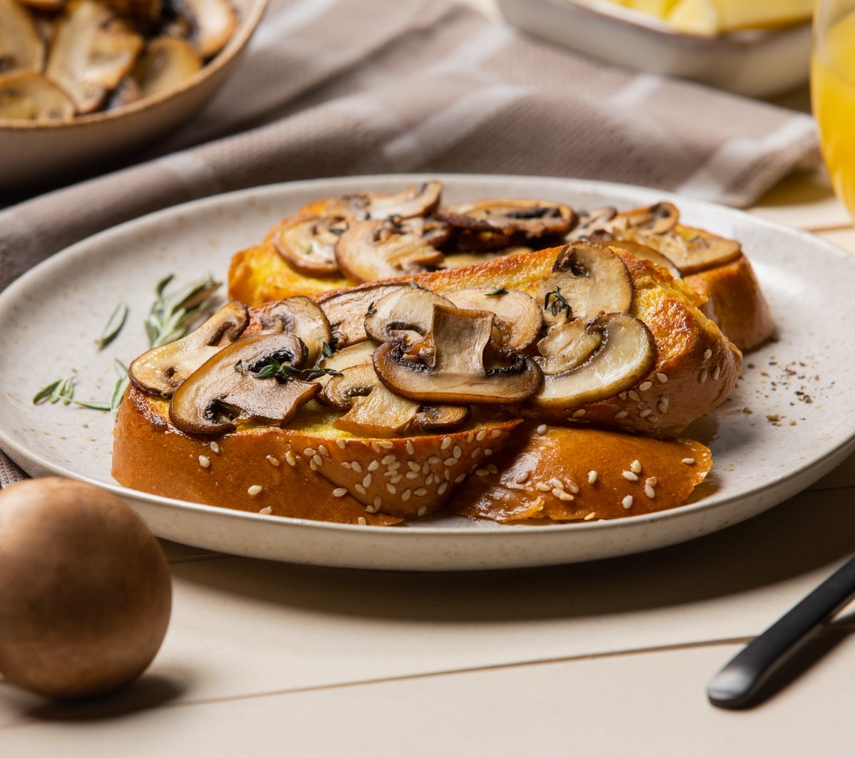 mushroomscanada's tweet photo. Breakfast is the most important meal of the day, and mushrooms make it better!
🍞 Top french toast with sautéed crimini mushrooms
🍳 Fold shiitakes into omelettes with veggies & cheese
🍄 Top grilled portabellas with poached eggs & hollandaise
#MushroomsMakeMealsBetter #MMMB https://t.co/CetEUx0eFs