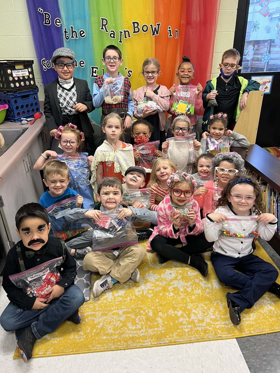 MrsSmith2k19's tweet photo. Look at all these beautiful and handsome ladies and gentlemen with their 100 item collections! They sure do make 100 years old look so young! ๐ต๐ป๐ด๐ผ๐ #100DaysOfKindergarten #100DaysSmarter https://t.co/oasaMzB9Bm