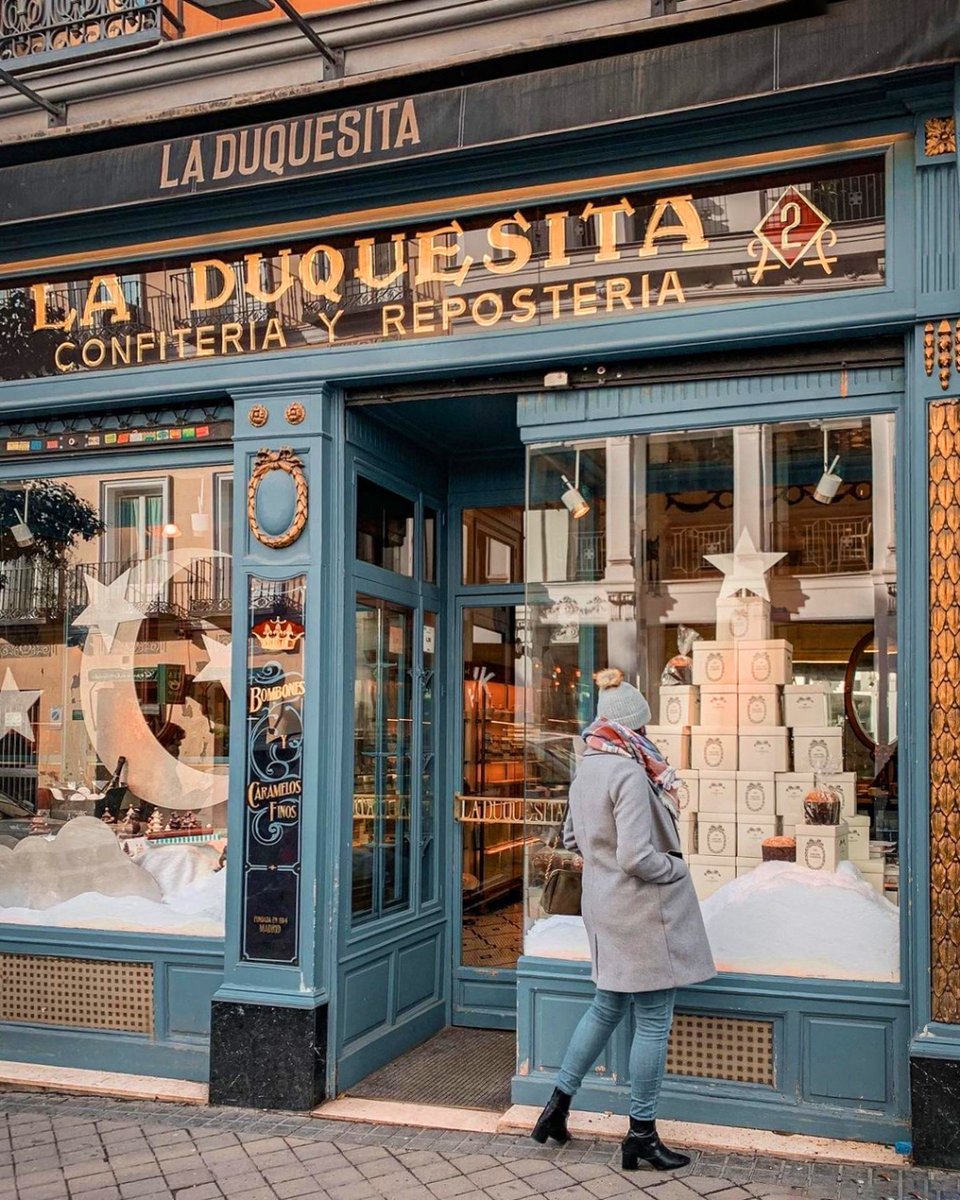 Visita_Madrid's tweet photo. Hoy es el Día Internacional del Croissant, un delicioso bollo que se ha ganado un hueco en nuestra dieta -y en nuestro corazón-.🤤 Pásate por la pastelería centenaria ‘La Duquesita’ para degustar este manjar, ya que es una de sus especialidades. 🥐

📸: maybe.aroundtheworld (IG) https://t.co/IJIun2ABvp