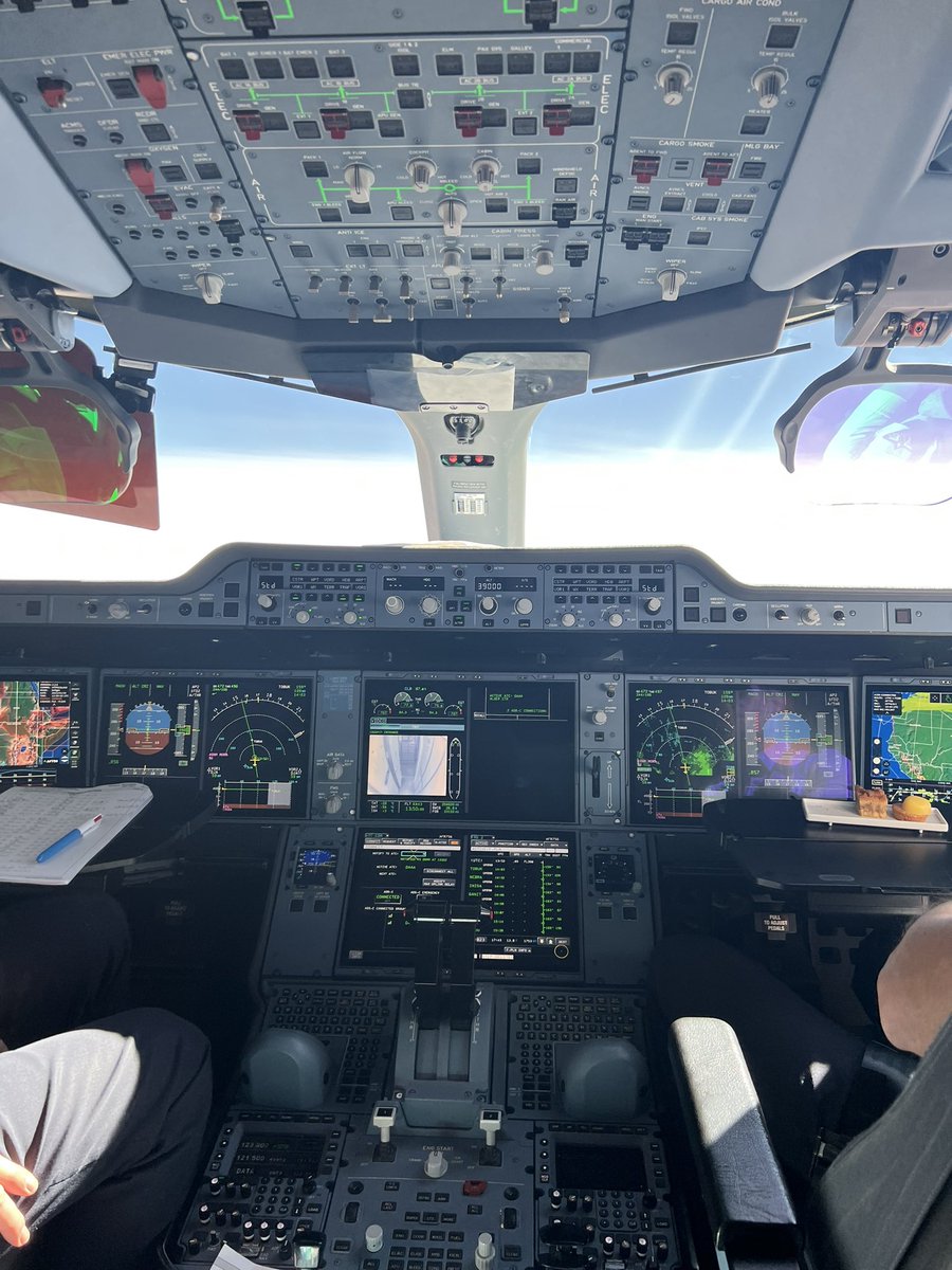 Super vol vers le Congo. Être mineur de #Bitcoin, ça ferme des portes bancaires, mais ça ouvre les portes des cockpits😊.