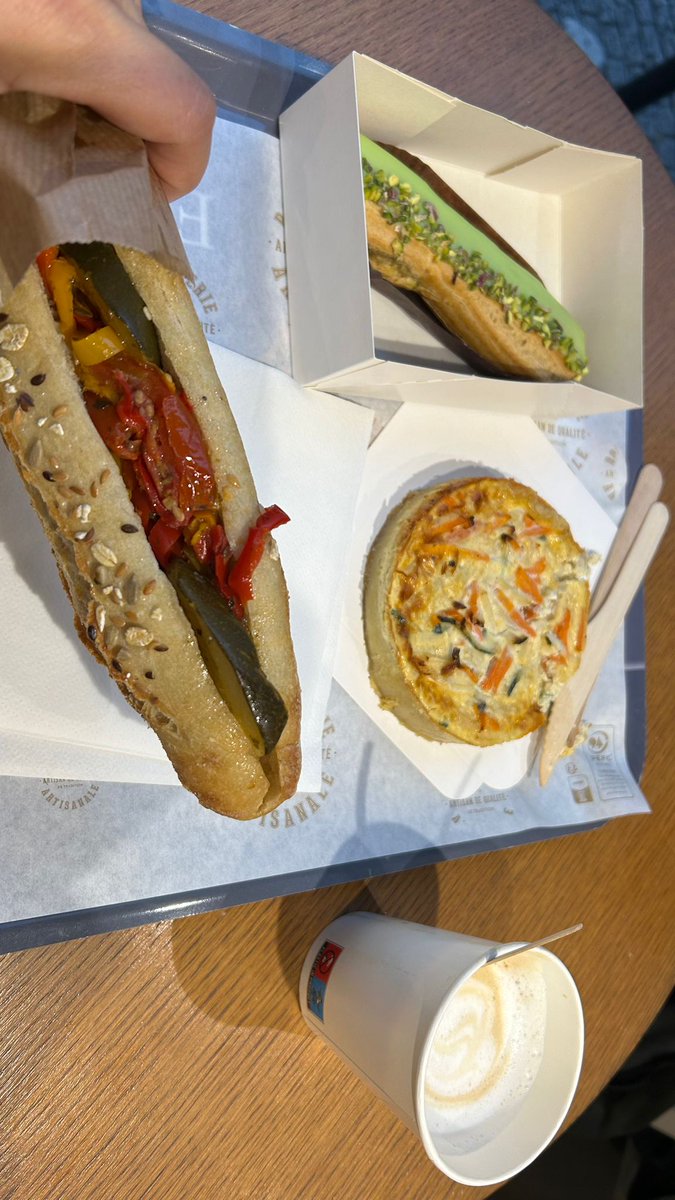 We ❤ French food. What is your favorite French dish or snack? 🇫🇷