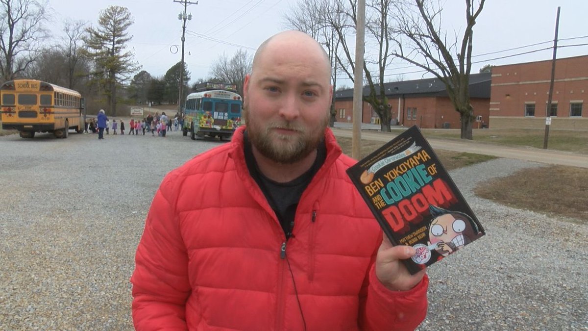 ChaseGageTV's tweet photo. Found the next book for my reading list thanks to the #BusloadOfBooks tour that stopped by Maynard today.
Get the full story (pun intended) tonight on @Region8News at 5! https://t.co/FLeV4o472x
