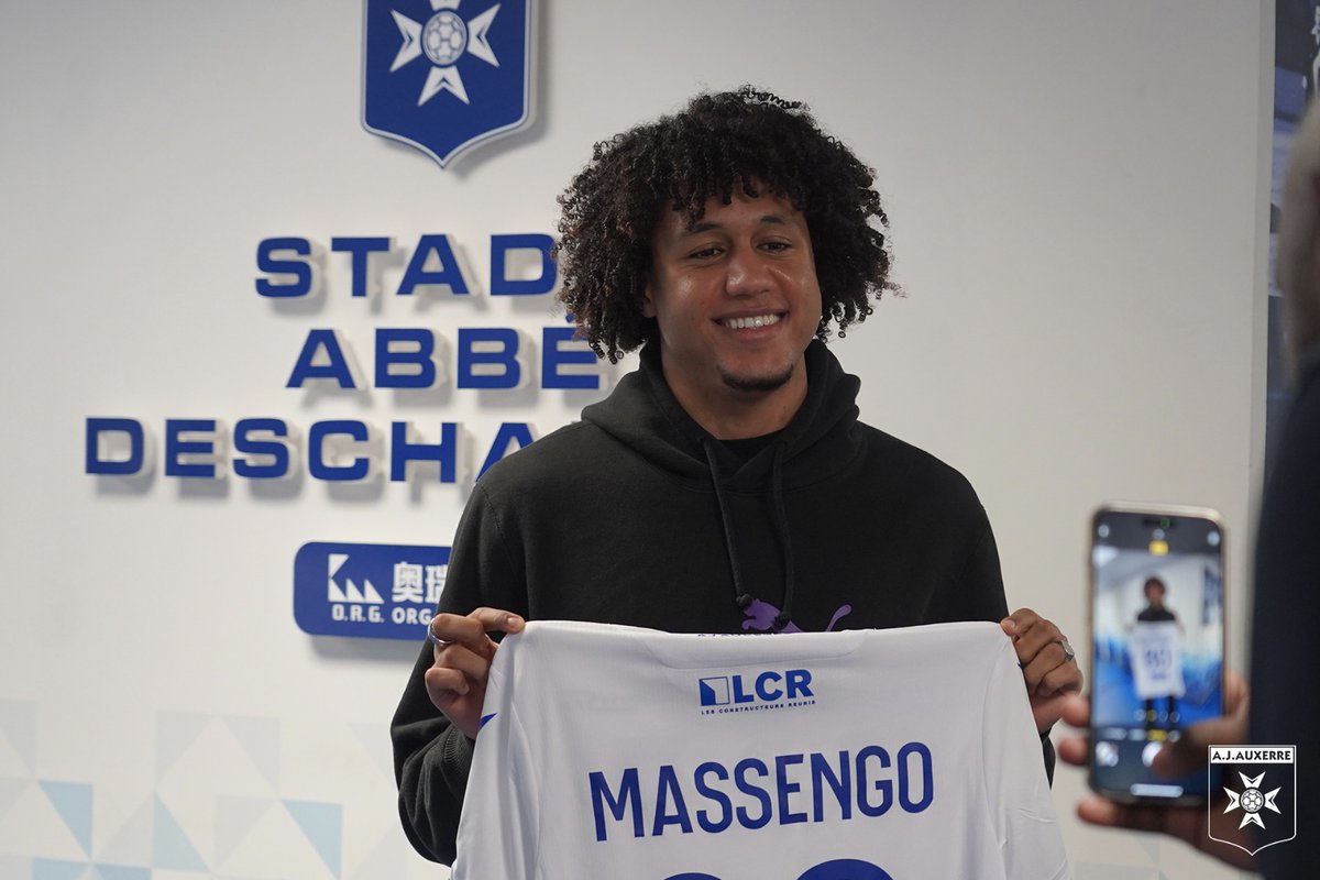 AJA's tweet image. 🆕 Han-Noah Massengo prêté à l’@AJA 🖊️

Le jeune milieu de terrain français (21 ans) est prêté jusqu’à la fin de saison, sans option d’achat, par @BristolCity

Plus d’infos 👉 aja.fr/han-noah-masse…

𝐖𝐞𝐥𝐜𝐨𝐦𝐞 𝐇𝐚𝐧-𝐍𝐨𝐚𝐡 ! 🔵⚪️

#TeamAJA