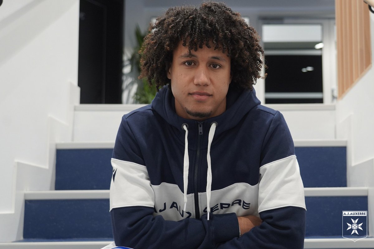 AJA's tweet image. 🆕 Han-Noah Massengo prêté à l’@AJA 🖊️

Le jeune milieu de terrain français (21 ans) est prêté jusqu’à la fin de saison, sans option d’achat, par @BristolCity

Plus d’infos 👉 aja.fr/han-noah-masse…

𝐖𝐞𝐥𝐜𝐨𝐦𝐞 𝐇𝐚𝐧-𝐍𝐨𝐚𝐡 ! 🔵⚪️

#TeamAJA