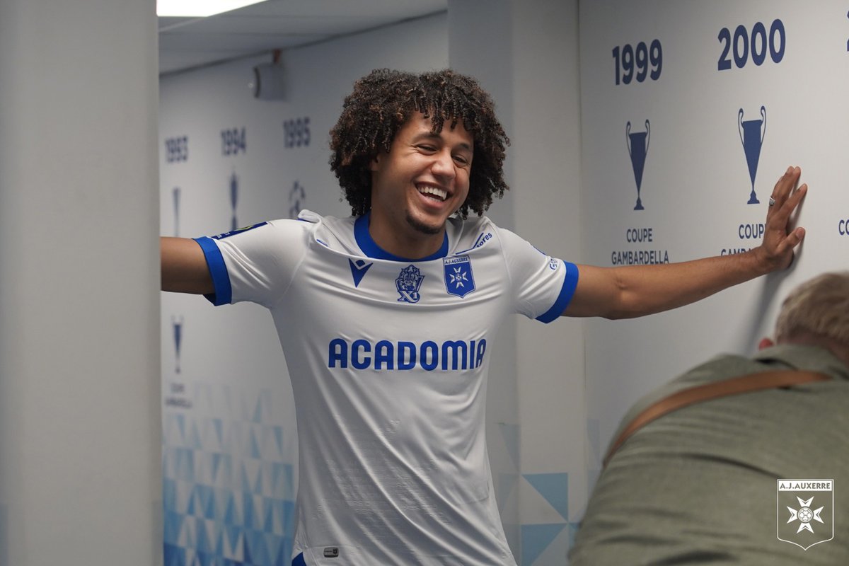 AJA's tweet image. 🆕 Han-Noah Massengo prêté à l’@AJA 🖊️

Le jeune milieu de terrain français (21 ans) est prêté jusqu’à la fin de saison, sans option d’achat, par @BristolCity

Plus d’infos 👉 aja.fr/han-noah-masse…

𝐖𝐞𝐥𝐜𝐨𝐦𝐞 𝐇𝐚𝐧-𝐍𝐨𝐚𝐡 ! 🔵⚪️

#TeamAJA