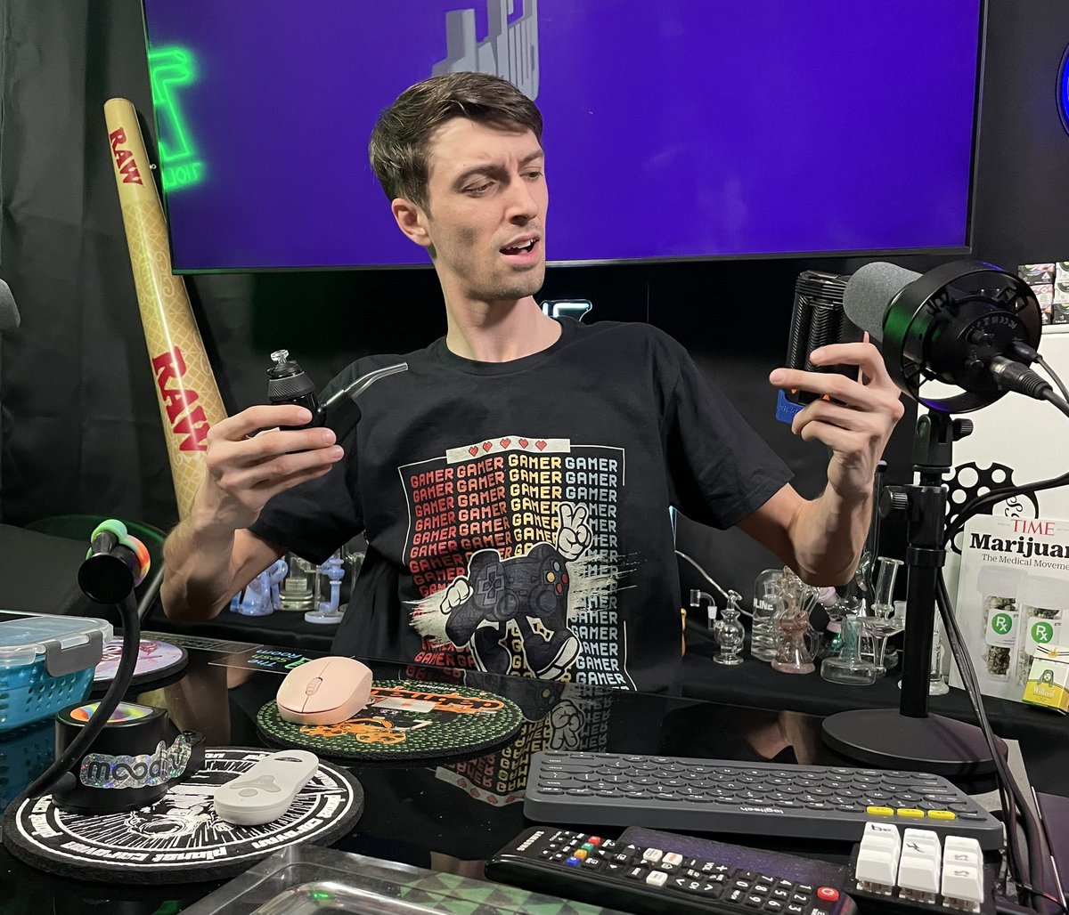 E Devices are Everywhere these days, Which One Do You Chose??

#cannabisculture #weedsmoker #StonerFam #420allday