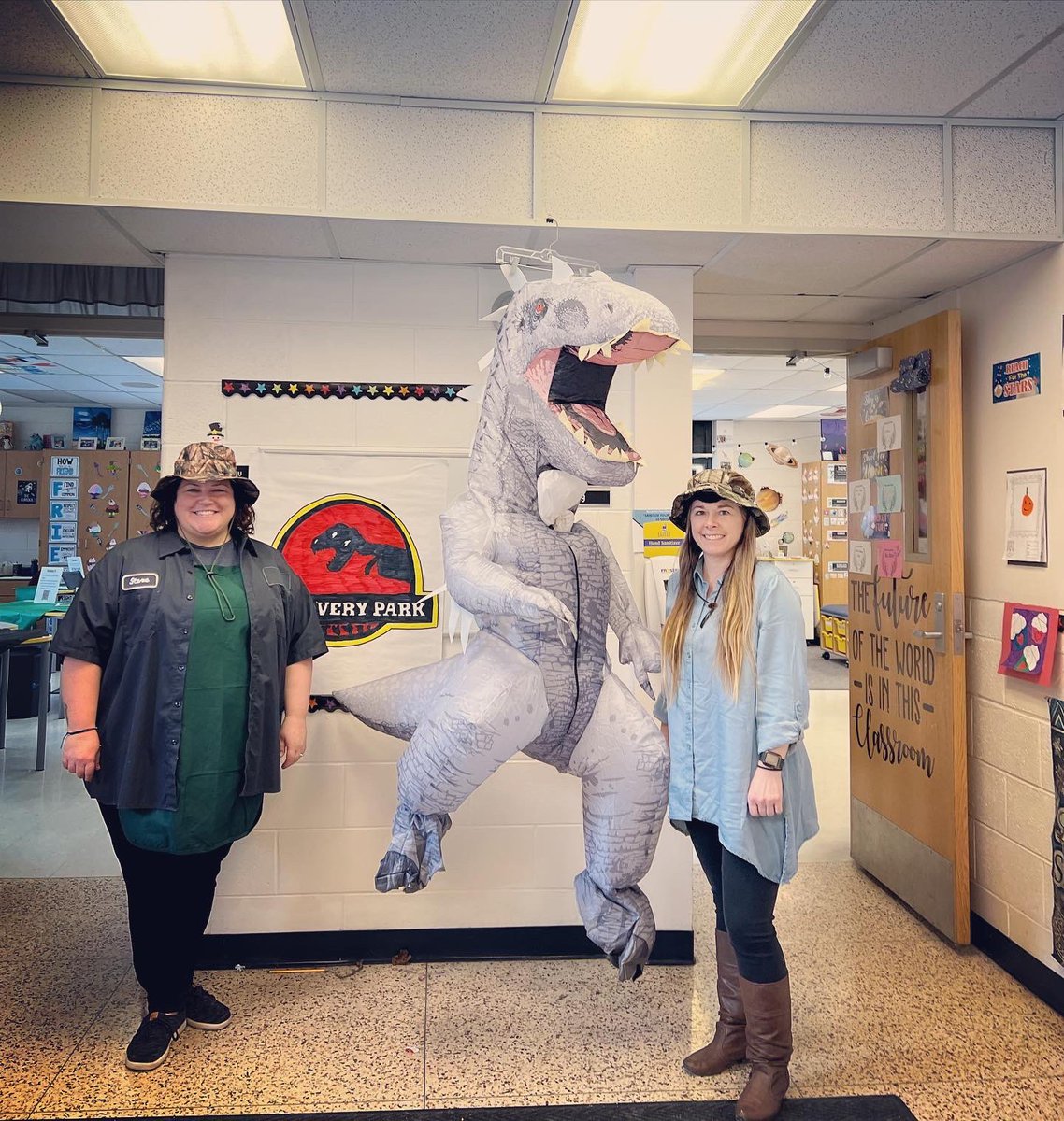 parenteauteach's tweet photo. Fossils, fossils, and more fossils! We were paleontologists today in 3rd grade and we had a blast! @mrstfrazier #edisonshines https://t.co/2vZtXPvmwF