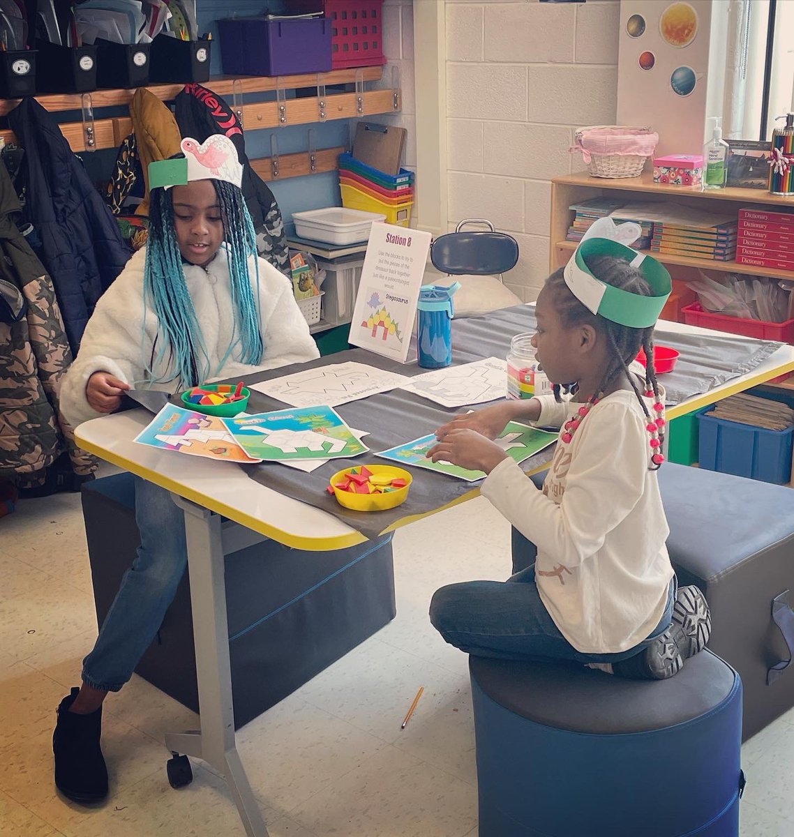 parenteauteach's tweet photo. Fossils, fossils, and more fossils! We were paleontologists today in 3rd grade and we had a blast! @mrstfrazier #edisonshines https://t.co/2vZtXPvmwF