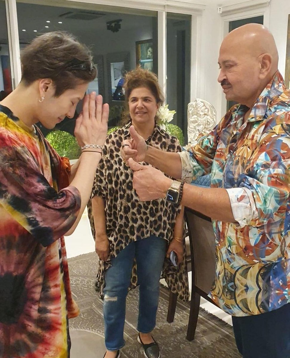 itsbhavisha's tweet photo. #JacksonWang #jacksoninindia Jackson with hrithik Roshan 's mom I'm screaming rn @JacksonWang852 https://t.co/3J1NdtMJ4j
