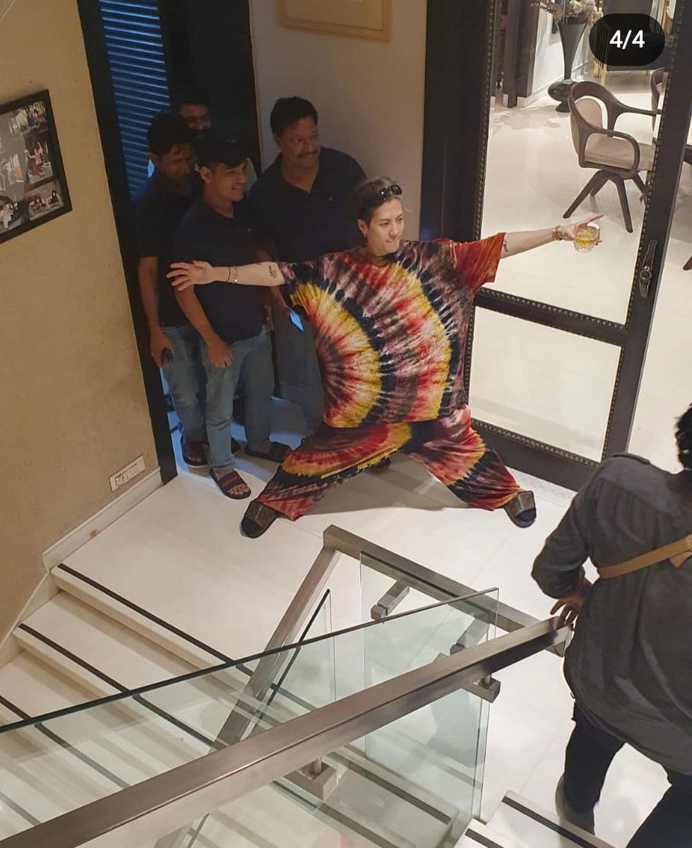 itsbhavisha's tweet photo. #JacksonWang #jacksoninindia Jackson with hrithik Roshan 's mom I'm screaming rn @JacksonWang852 https://t.co/3J1NdtMJ4j