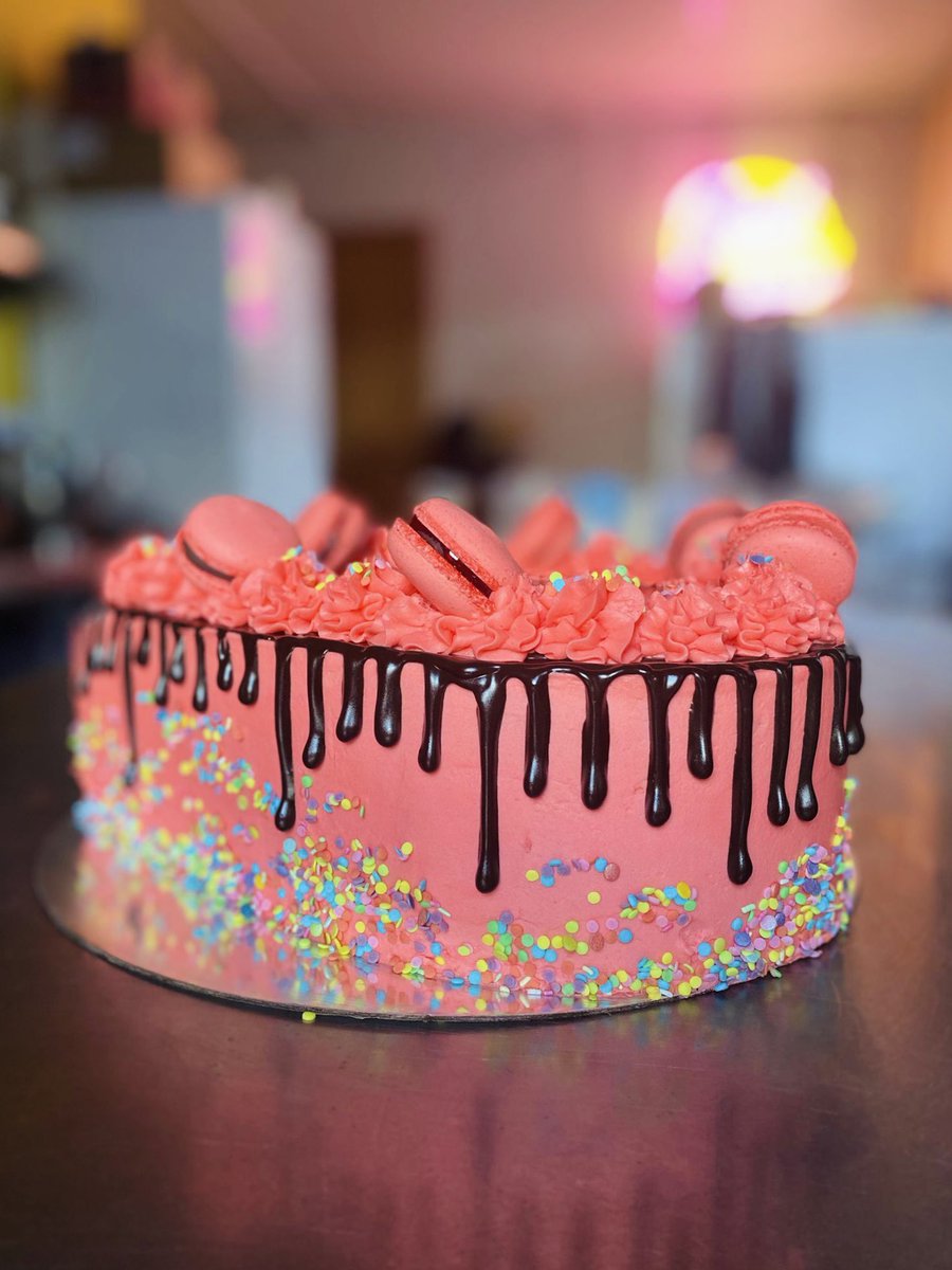 badtemperdbaker's tweet photo. Chocolate ❤️ cake with macarons. 
Black &amp; pink with drip. 
#cake #cakedecorating #cakesofinstagram #cakeart #cakedesign #cakestyle #cakecakecake #birthdaycake #ballycastle #bakery https://t.co/0qZaYPm5N8