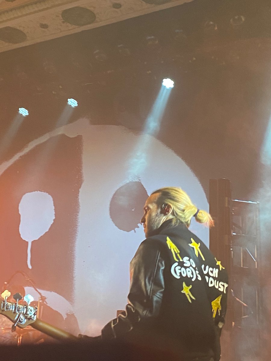 Essytwotears's tweet photo. This metro show was epic! 20 years later still a huge fan. I sang my heart out like I was 16 all over again. I FaceTimed her so she could see how epic the show was. My daughter also made a dope picture for @falloutboy @petewentz @leacharlotte7 @MetroChicago https://t.co/0V0s2uxFS4