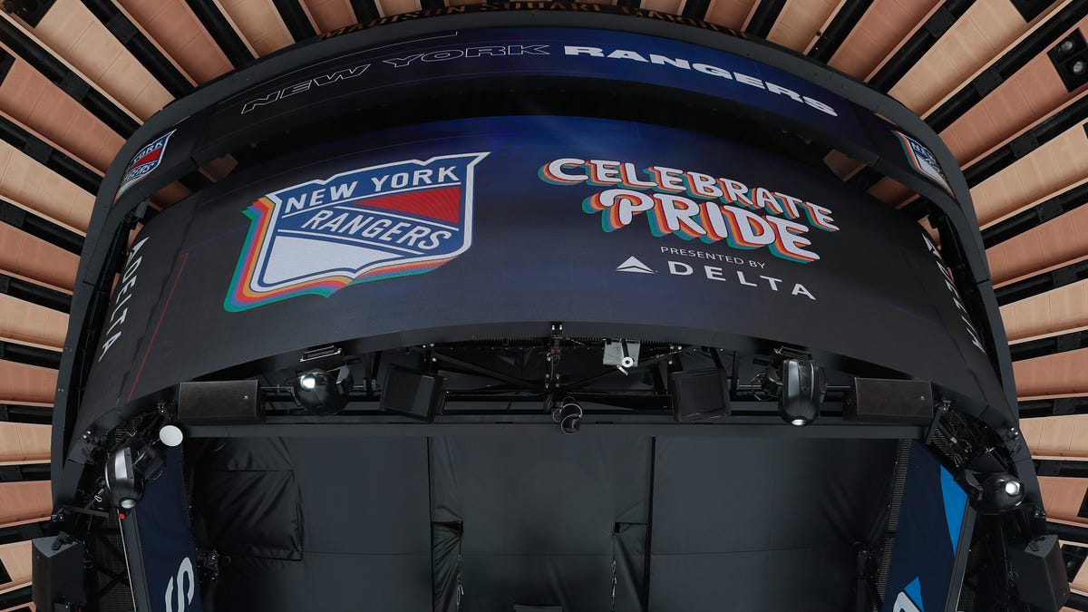 Deadspin's tweet photo. The NHL isn’t for you https://t.co/QjJ9IWIo9k https://t.co/vpXovoZxBG
