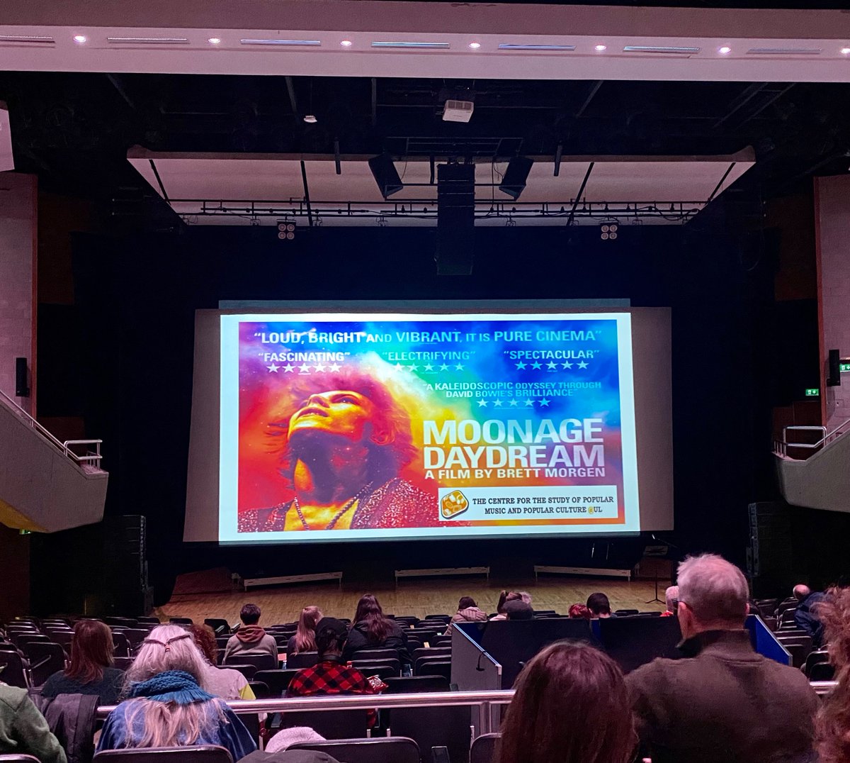 Nice cowd for the screening of Brett Morgan’s David Bowie doc, “Moonage Daydream” @UCHLimerick. Expansive intro by @ProfDevereux @CSPMPCatUL. @UL students of ‘Critical Encounters w/ Pop Music & Dance’ class in attendance to engage/review. #ResearchLedTeaching #PopMatters #Bowie
