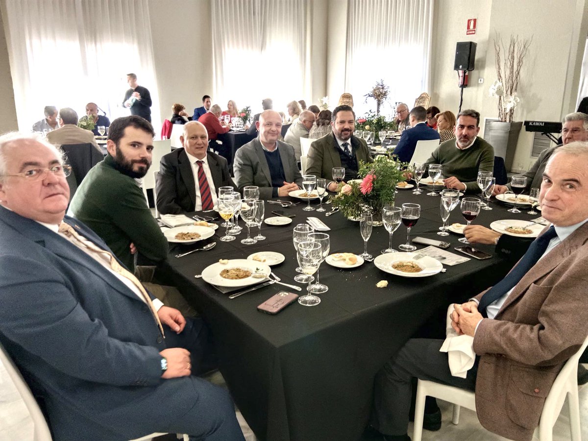 pacorodriguezdh's tweet photo. Fomentar el comercio local y el tejido empresarial de nuestra ciudad es y será una de mis prioridades como Alcalde. Aúnan tradición, proximidad y generan empleo. Un trabajo de décadas que ha contribuido a crear la #DosHermanas actual, una ciudad para vivir. Gracias por el apoyo. https://t.co/9AnLmLcvGi