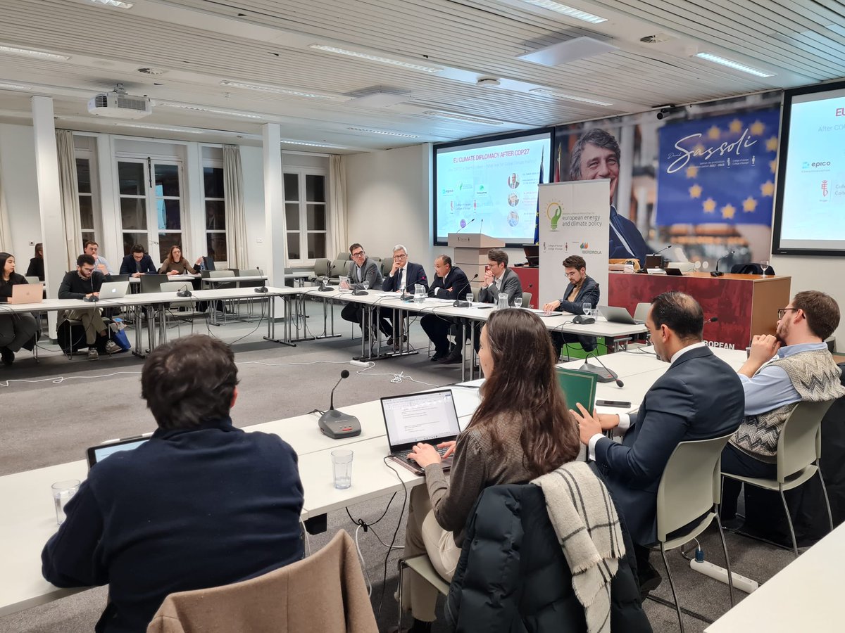 Thijs_Vandenb's tweet photo. Interesting evening discussion 'Manuel Marín Dinner talk' tonight @Collegeofeurope on the future of EU Climate Diplomacy after COP26 organised by the #EnergyClimateChair, @EPICO, the Student Energy Group @energy_coe and the IRD department. https://t.co/1hWHKuALSz
