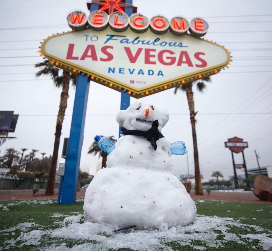 VegasIssues's tweet image. ITS SNOWING IN LAS VEGAS. NOBODY PANIC. ❄️