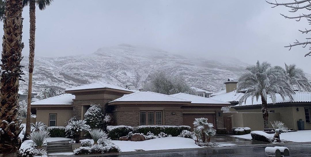 VegasIssues's tweet image. ITS SNOWING IN LAS VEGAS. NOBODY PANIC. ❄️