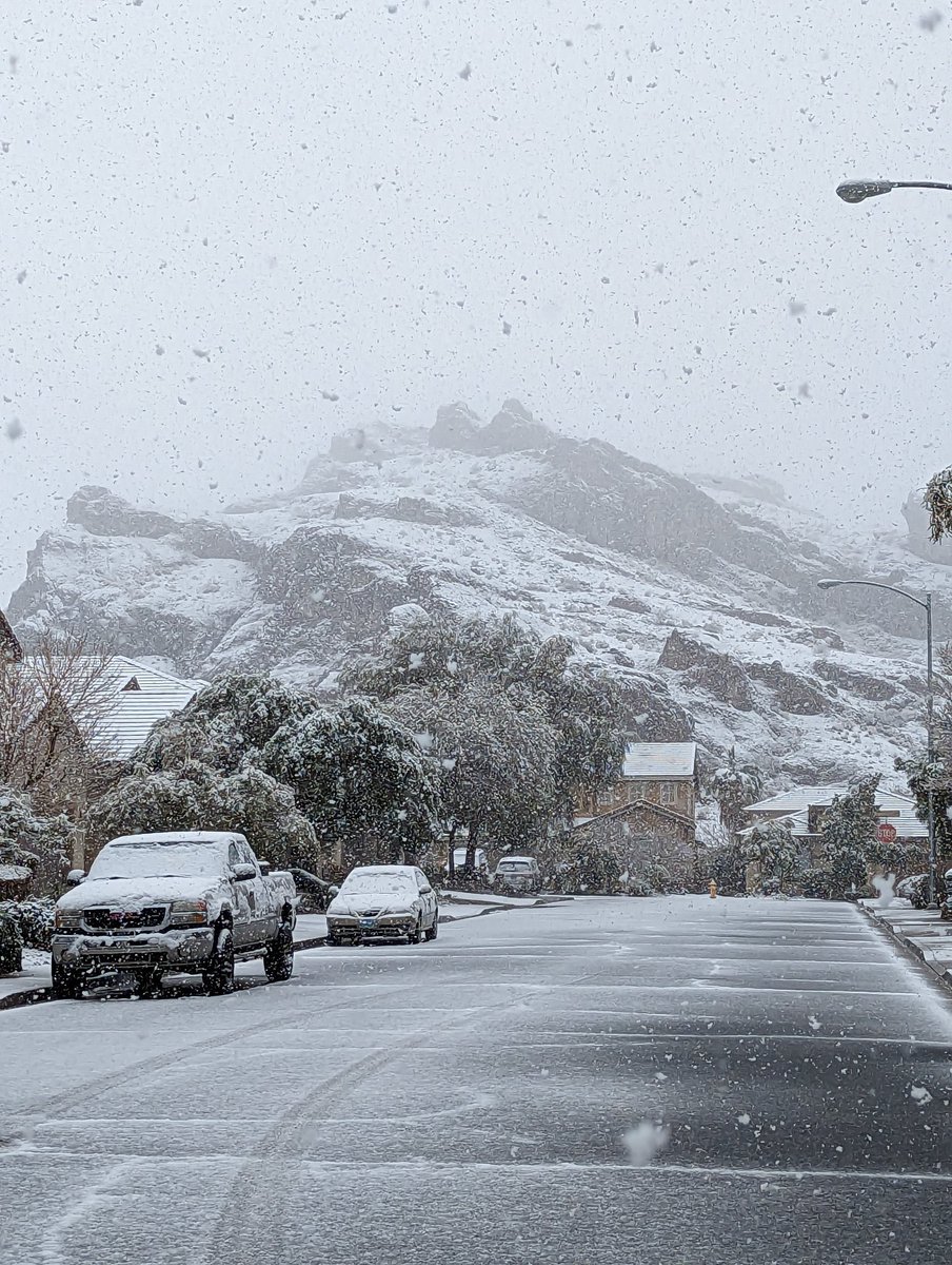 VegasIssues's tweet image. ITS SNOWING IN LAS VEGAS. NOBODY PANIC. ❄️