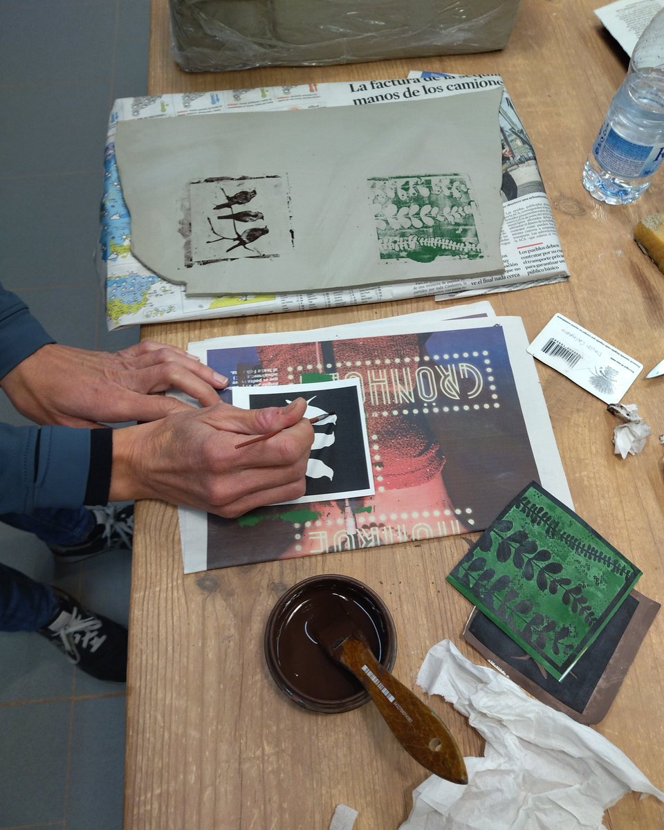 Imatges del Monogràfic de transferència amb fotocòpies sobre superfícies ceràmiques impartit divendres passat per l'artista Cris Márquez. Vam disfrutar molt! @crismarquezceramica #escolaceramicaesplugues #escoladibuixesplugues