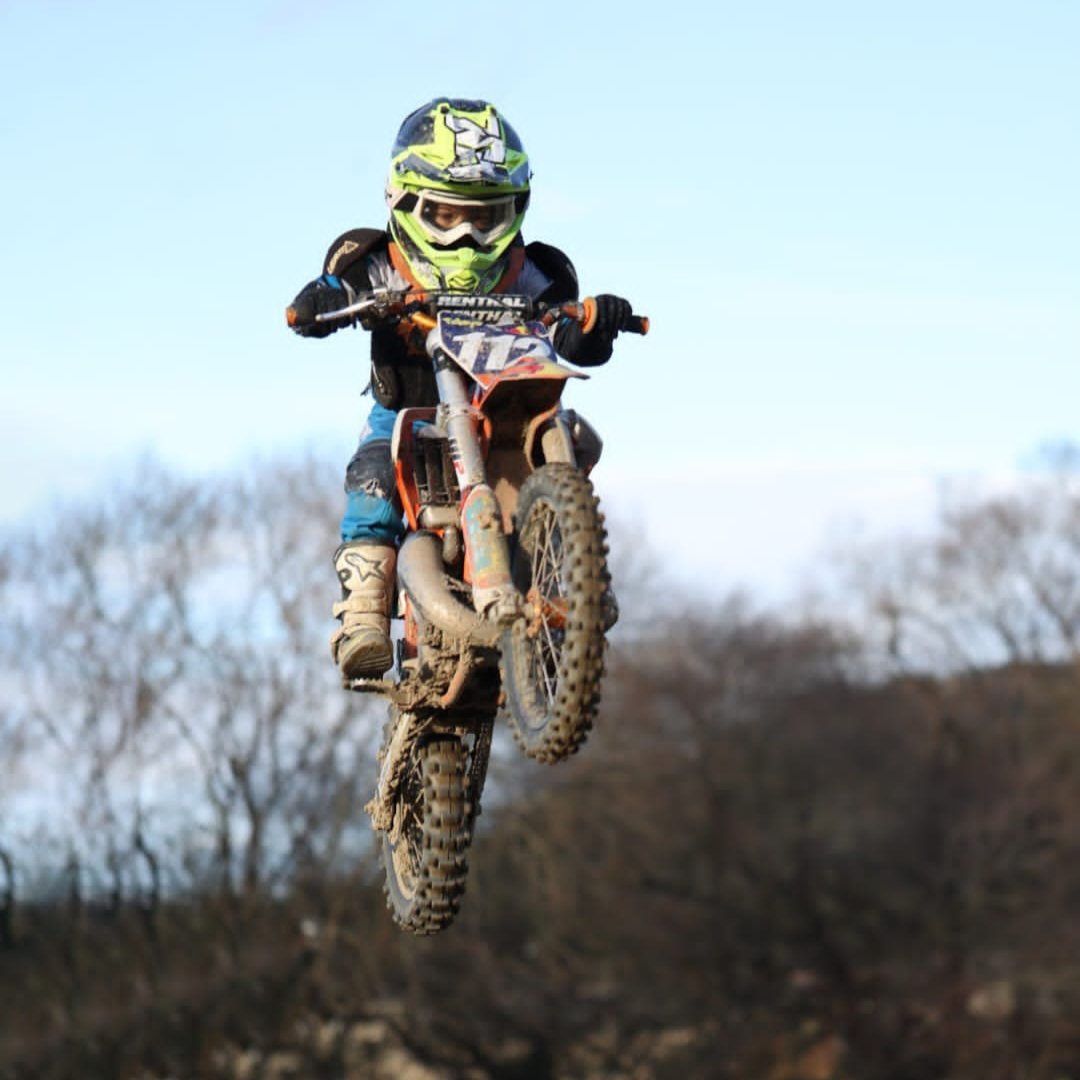 ✅ Ehhh pilotos!!!
Vamos a ir presentando a nuestros #riders para 2023. 
PELAYO #112 Pequeño pero matón. Nos vuelve locos con esa sonrisa y su pasión.
Preparate que empieza lo bueno.
#PilotosMXCandamo #MXCandamo #MotoclubMXCandamo #riders #pilotos #motocross #circuitosdeasturias