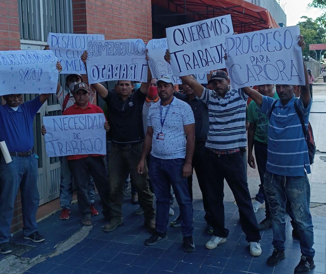 CaroraTv's tweet photo. Farmatodo YA. Obreros de la construcción de la nueva sede de Farmatodo siguen en la calle. #CaroraTVNoticias https://t.co/mzSDlqK7UC