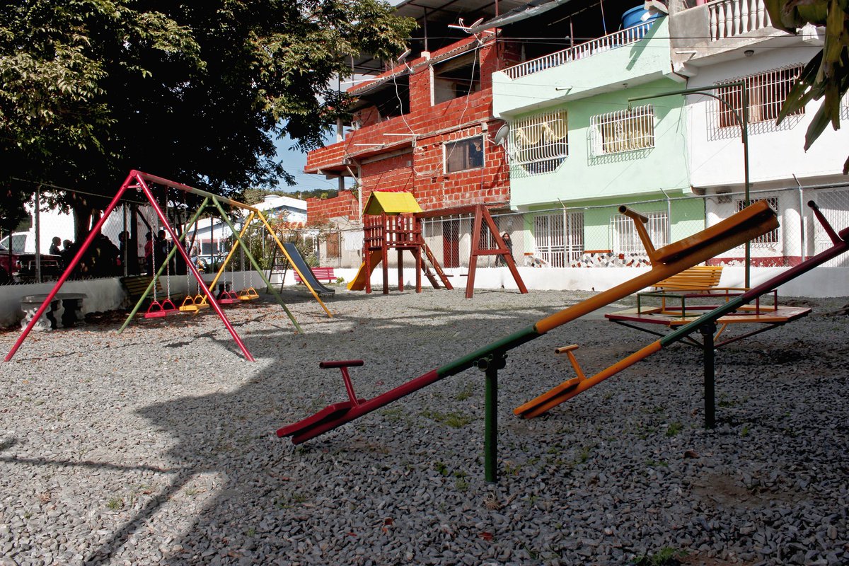 SomosOtroBeta's tweet photo. ¡En la Cota 905 y en La Vega estamos celebrando!
El 28 de enero de 2023 inauguramos 5 obras de infraestructura realizadas en el marco del proyecto LA PAZ TOMA El BARRIO ejecutados en 2022 con apoyo del Fondo Humanitario de Venezuela FHV
Ya viene la escuela deportiva de #LaCota905 https://t.co/vk6KBwaTGI