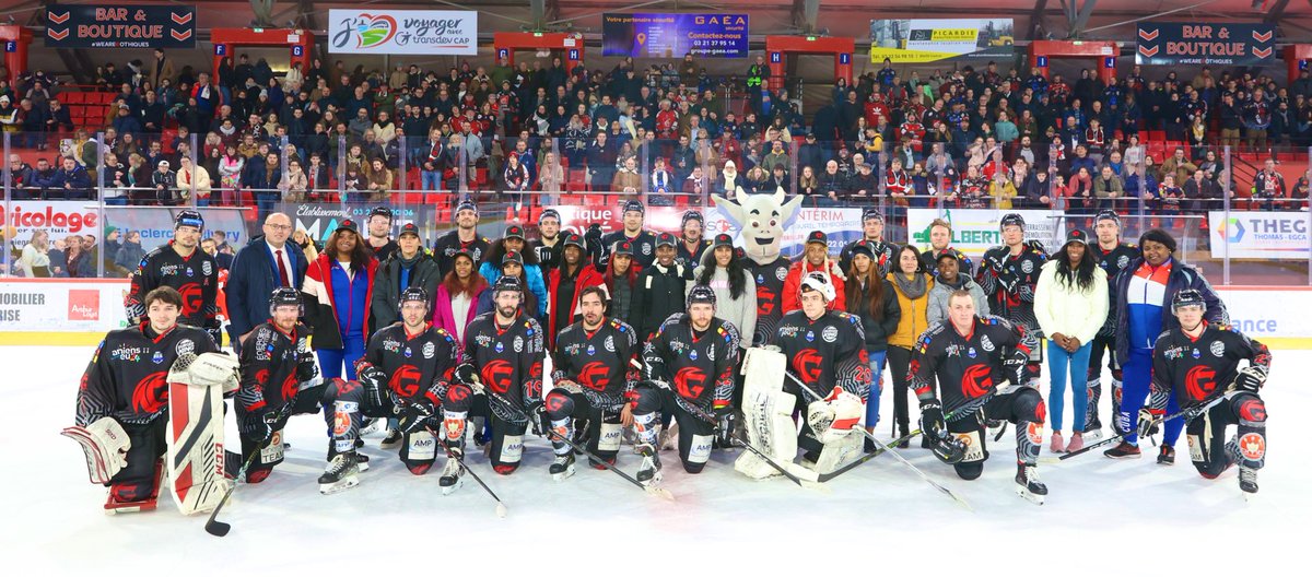 Belle rencontre vendredi soir entre les @Gothiques_AHE et l’équipe féminine de judo de Cuba sur la glace du Coliseum #AmiensSePrendAuJeu