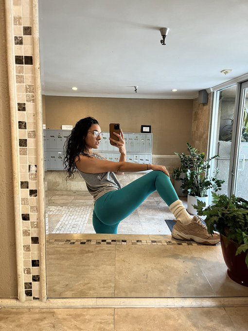 *be the leg warmers you wish to see in the world*  🧦🩱 Living my best jazz-ercise life https://t.co/F