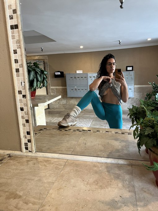 *be the leg warmers you wish to see in the world*  🧦🩱 Living my best jazz-ercise life https://t.co/F