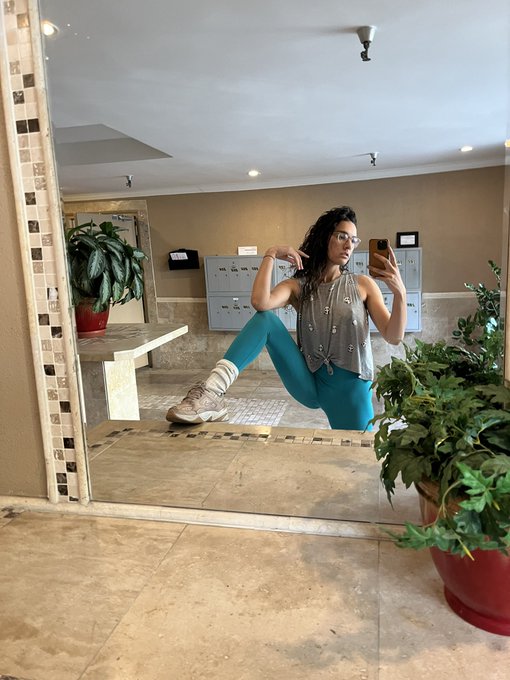 *be the leg warmers you wish to see in the world*  🧦🩱 Living my best jazz-ercise life https://t.co/F