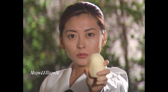 Maps415lapsM's tweet photo. 【1月31日】#愛菜の日🥔

織田（唐沢寿明）に、ジャガイモの
皮むきが厚すぎると怒鳴られた百恵。
ならば、と徹底的に薄く綺麗にむく。

「原価3倍の最高の料理、これで
作って貰おうじゃないの!」

見事な仕上がり&amp;美しい立ち姿💖
芋が印籠やヨーヨーに見える🪀

#中山美穂
#草彅剛
#おいしい関係 https://t.co/LTJMpyzgFS