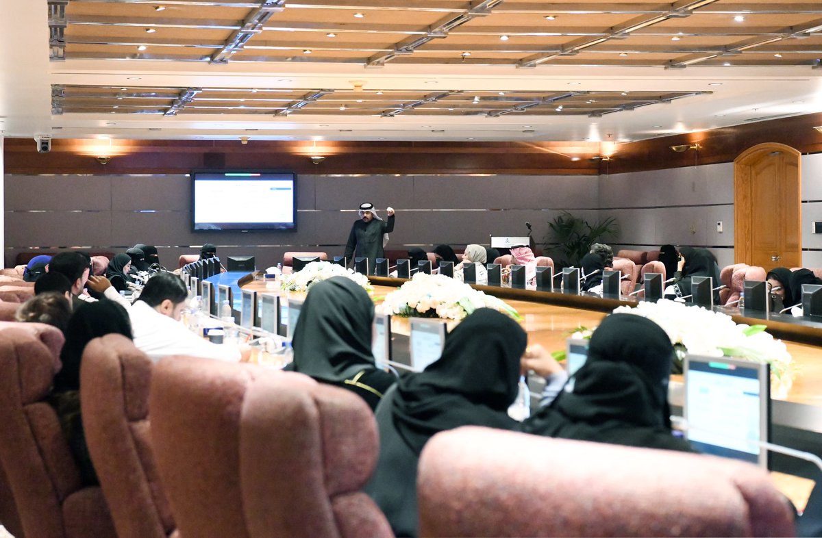 AsharqiaChamber's tweet image. نظمت #غرفة_الشرقية ممثلة بلجنة المشاغل والمراكز النسائية اليوم الاثنين ورشة عمل استعرض فيها الرئيس التنفيذي لمؤسسة البرمجة الرائدة تركي بن فارس العنزي حلول تعثر صالونات التجميل وطرق زيادة دخلها
  ادار ورشة العمل رئيسة اللجنة شعاع بنت عبدالله الدحيلان