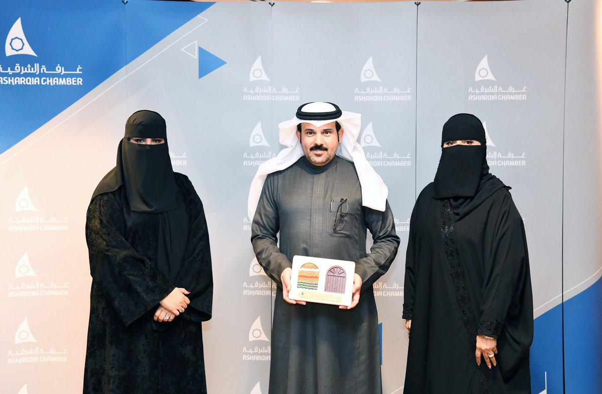 AsharqiaChamber's tweet image. نظمت #غرفة_الشرقية ممثلة بلجنة المشاغل والمراكز النسائية اليوم الاثنين ورشة عمل استعرض فيها الرئيس التنفيذي لمؤسسة البرمجة الرائدة تركي بن فارس العنزي حلول تعثر صالونات التجميل وطرق زيادة دخلها
  ادار ورشة العمل رئيسة اللجنة شعاع بنت عبدالله الدحيلان