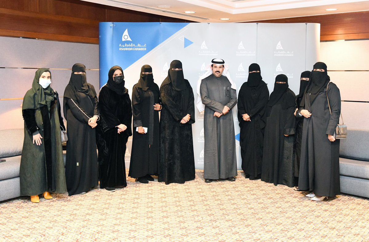 AsharqiaChamber's tweet image. نظمت #غرفة_الشرقية ممثلة بلجنة المشاغل والمراكز النسائية اليوم الاثنين ورشة عمل استعرض فيها الرئيس التنفيذي لمؤسسة البرمجة الرائدة تركي بن فارس العنزي حلول تعثر صالونات التجميل وطرق زيادة دخلها
  ادار ورشة العمل رئيسة اللجنة شعاع بنت عبدالله الدحيلان