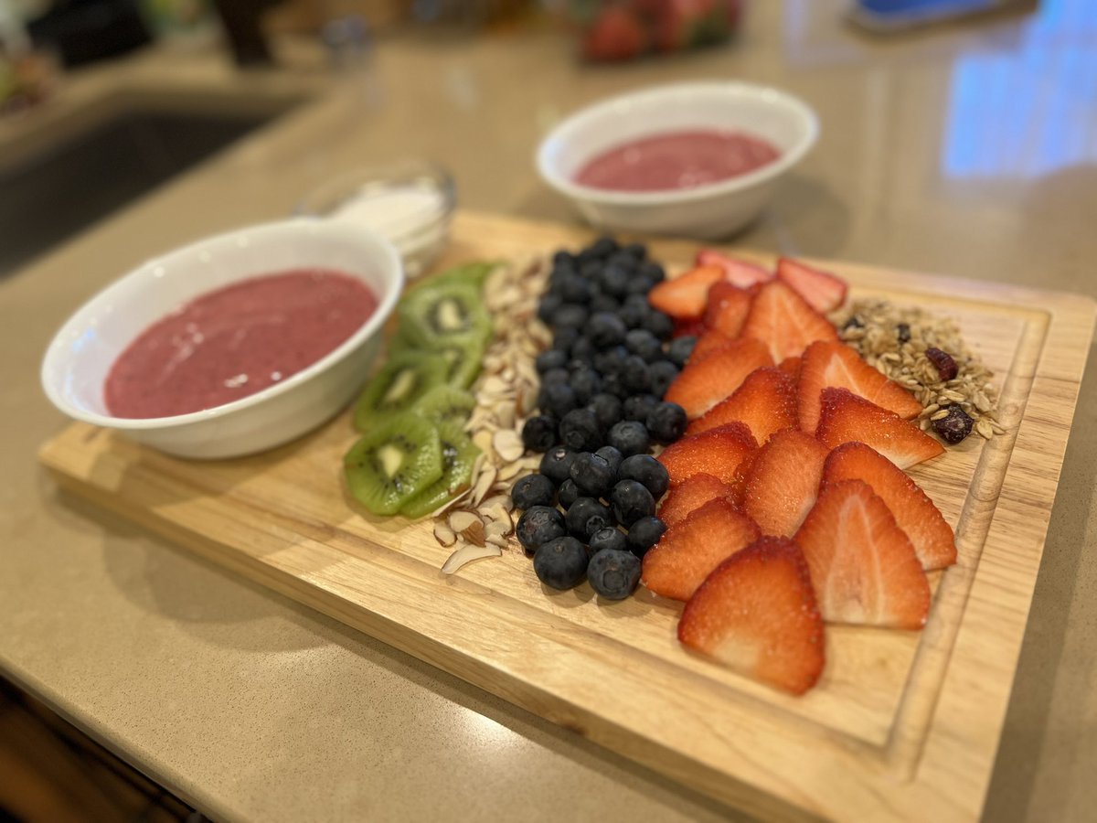 PSH_PROwellness's tweet photo. Our staff was busy in the kitchen today prepping some heart healthy recipes with our friends at @PennStHershey. More to come!
#PROwellness #HeartMonth #recipes #HealthyChampions #GIANTfoods https://t.co/x8j2sPxWHB