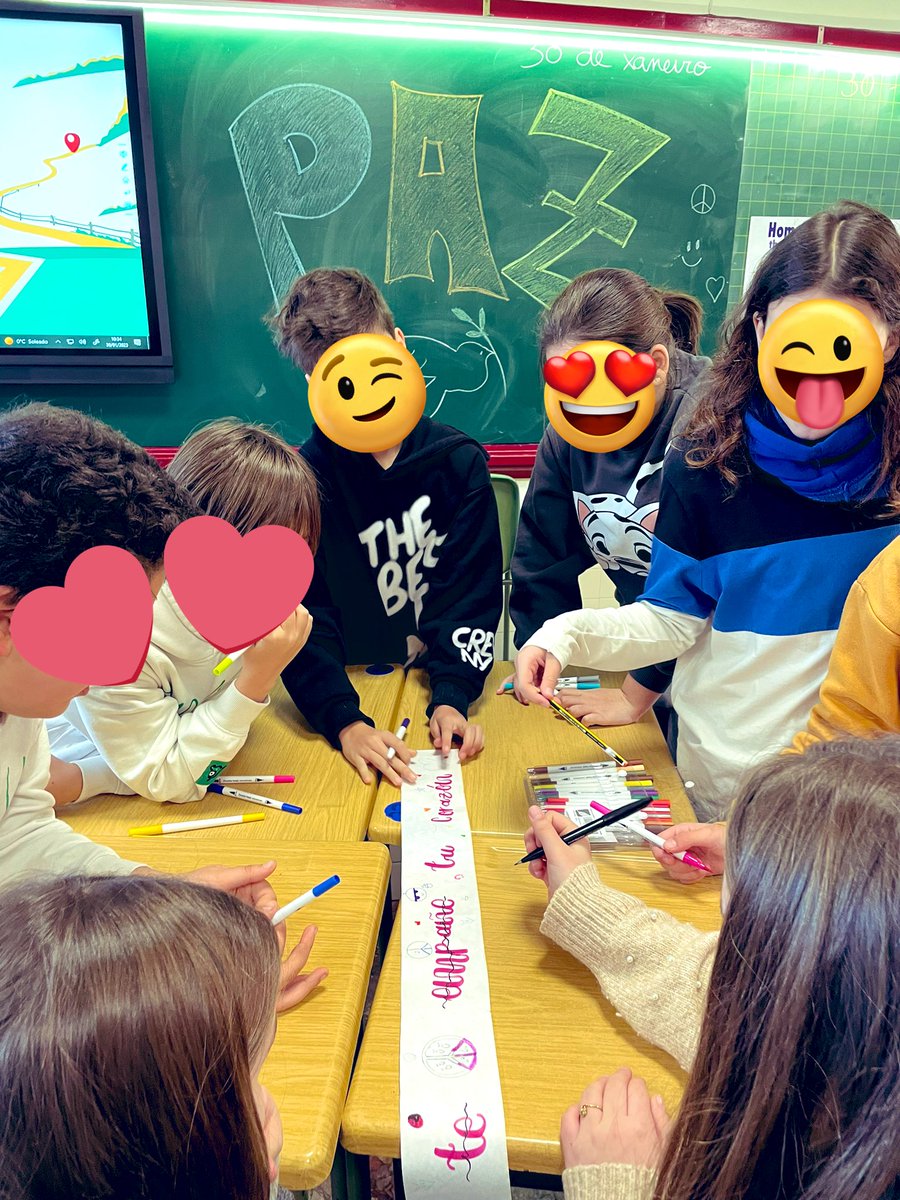 VaneAL14's tweet photo. 🕊️ Hoxe celebramos o #DiaEscolarDeLaNoViolenciaYLaPaz cun xesto tan emotivo como colorido ☮️🌈👏🏼👏🏼Tamén na titoría preparamos uns estupendos carteis para decorar o cole con #mensaxesdePAZ 🤍🖍️ 
A importancia do traballo en valores❤️ #abrimoscamiñoscaraapaz #DíaDaPaz @salescoruna https://t.co/EyVJ1eRi3h