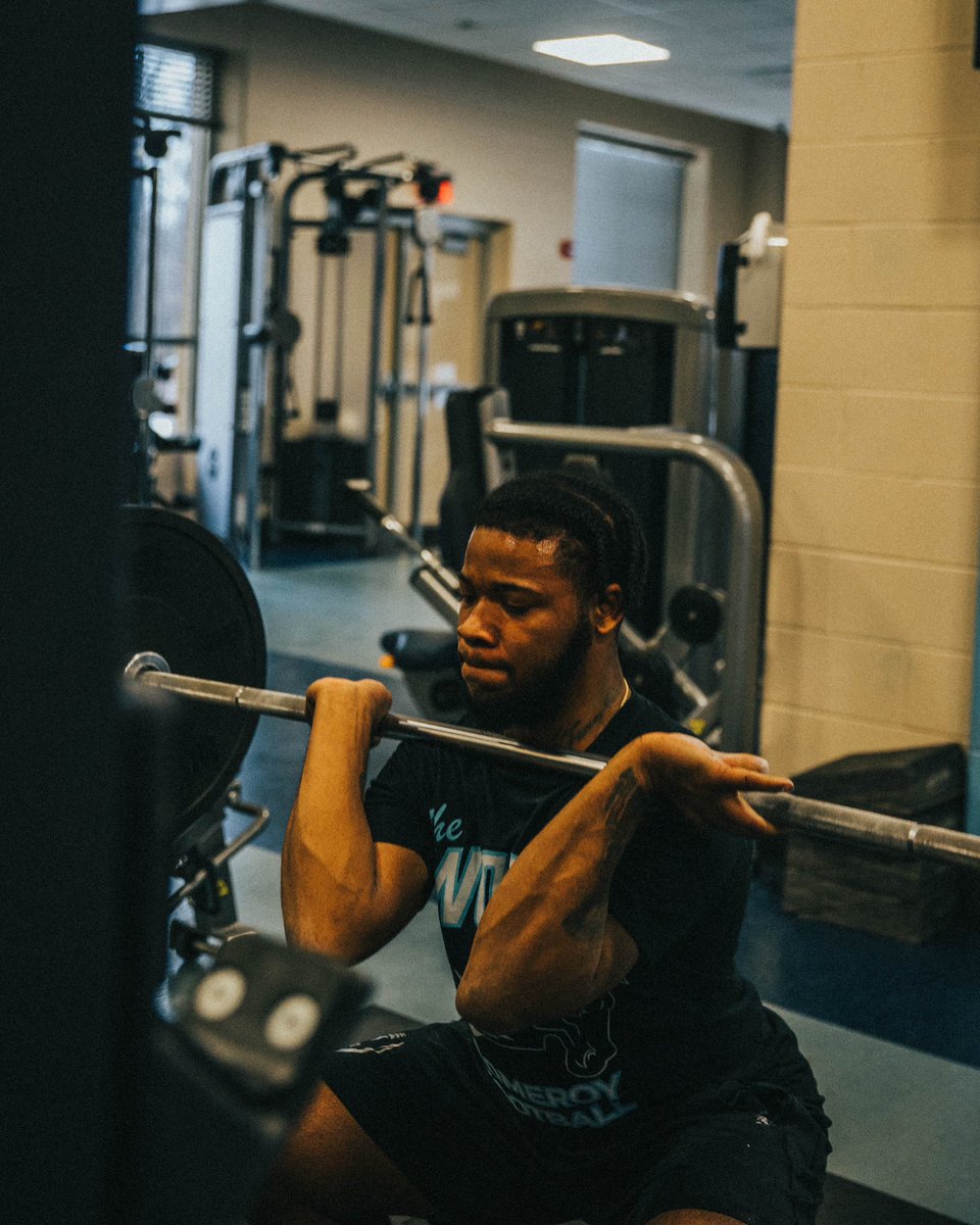 SMWCFB's tweet photo. Building champions one rep at a time. #ComeWinWithUs 🐎 https://t.co/JSCUgSrKZt