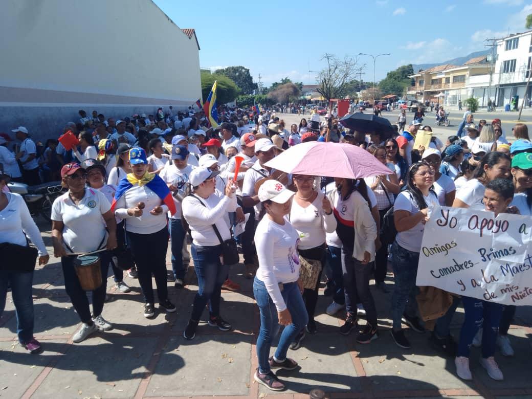 El gobierno no atiende a las bases...solo quiere cuadrar el contrato con las Federaciones complacientes...
Sepa el gobierno que los docentes de base, NO ACEPTARAN ACUERDOS CHIMBOS
EL GREMIO DOCENTE ALERTA!!! 
LA CALLE ES LA UNICA OPCIÓN