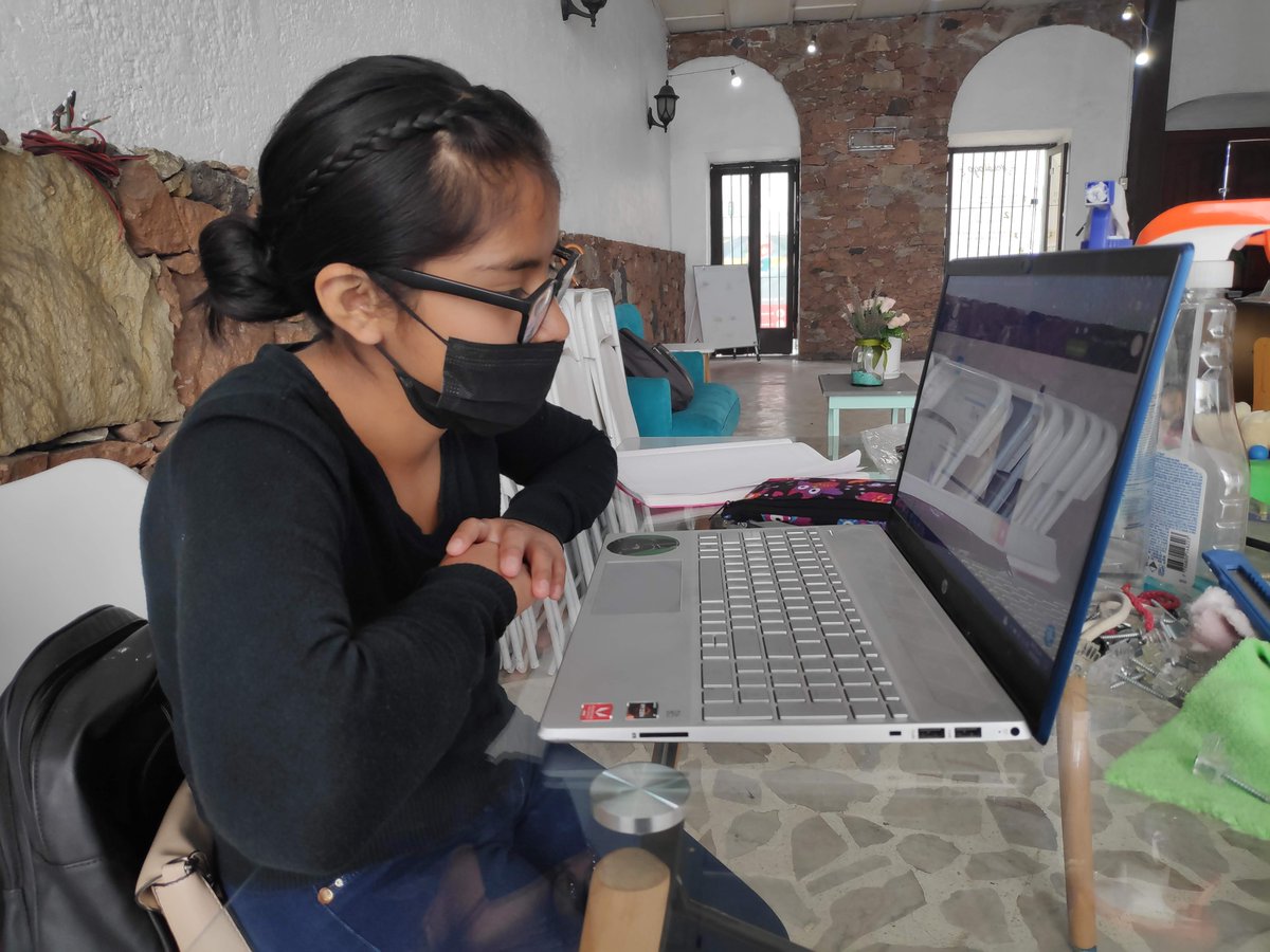 anvcruz1's tweet photo. ¡Estoy muy emocionada! Este sábado nuestra alumna del "En el semáforo se aprende" tiene su primera sesión en el programa "Mujeres líderes en STEAM" 
Pensar que al principio la abrumaba la 
@PhETsims  y ahora quiere estudiar robótica!!
#education #Steam https://t.co/oOEL7PhPzY