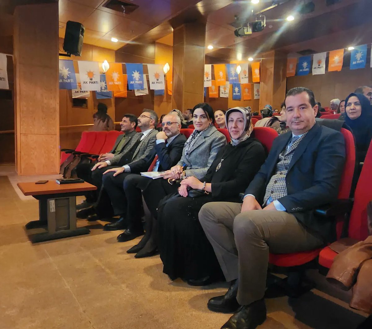 AKEfelerKadin's tweet photo. 📍Biriz Beraberiz Birlikte Türkiye'yiz

Cumhurbaşkanımız ve AK Parti Genel Başkanımız Sayın Recep Tayyip Erdoğan'ın 4 Şubat günü ilimizde gerçekleştirdiği ziyaretler öncesinde AK Parti Efeler İlçe Başkanlığı istişare toplantımızı gerçekleştirdik. https://t.co/GEBzVgT6Uj